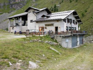 il Rifugio Dos dei Cembri, punto di partenza per la salita al Rifugio Mantova (26-8-2006)