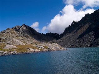 Lago di pietra rossa e anticima della becca pugnenta in fondo a sx
