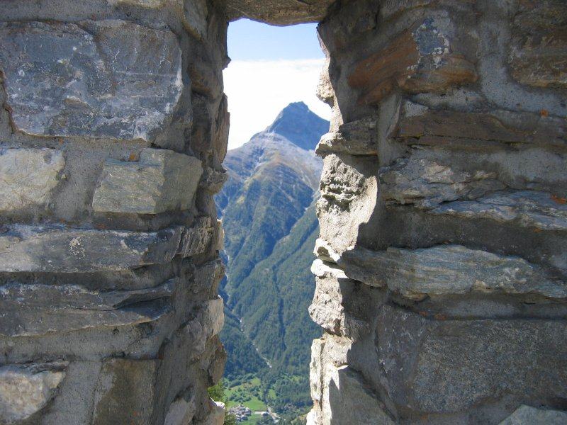 Il Pelvo d'Elva dalla costruzione sulla vetta....