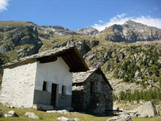 La Becca Torchè (al centro) ripresa dalla cappella della Madonna della Neve all'alpe Munes