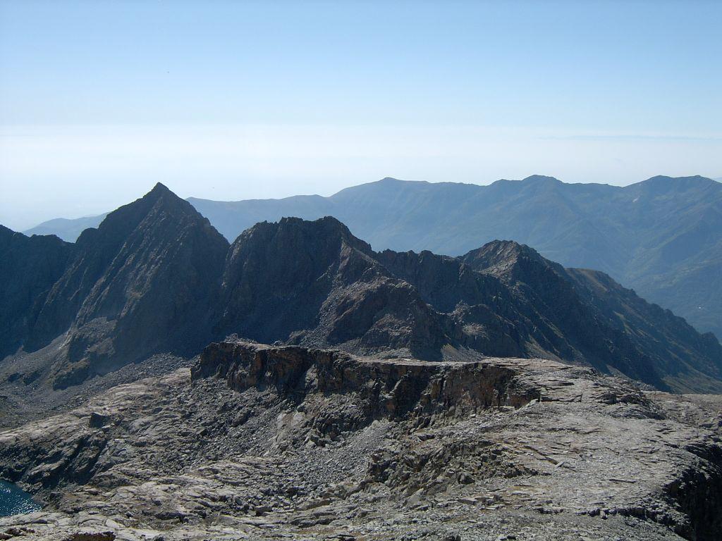 La slanciata figura del Monte Colombo, vista dalla quota 3055