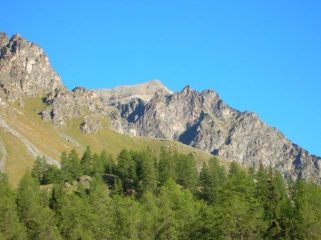 La punta Bioula (al fondo) come appare salendo alla casa di caccia di Orveille