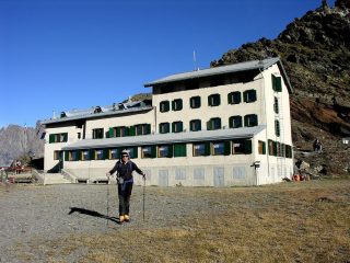 il Rifugio Marinelli m. 2813, punto d'appoggio per la salita al Monte Bellavista (9-9-2006)
