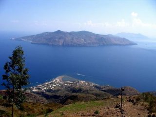 laghetto di Salina e isola di Lipari dall'inizio del sentiero