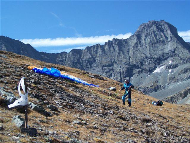 Preparativi in decollo con panorama sulla Bessanese