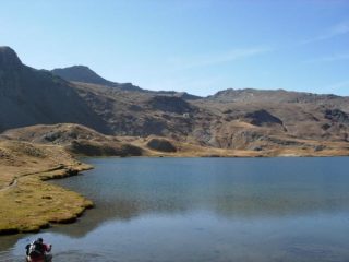 La Rosa dei Banchi (sullo sfondo a sx) fotografata dal lago del Miserin