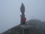Foto di rito sulla cima ..immersa nella nebbia!
