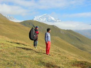 Alessandro e Claudio in decollo, sullo sfondo: Grand Combin