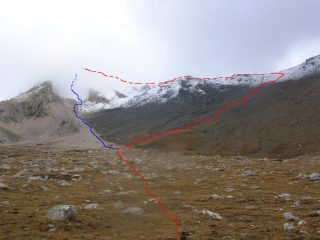 in blu l'itinerario del versante NW, in rosso quello che porta sulla cresta W