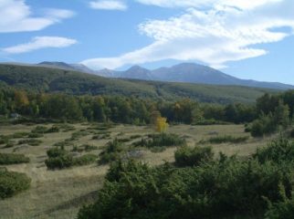 I piani di Tarica (in prossimità di Passo Lanciano) e sullo sfondo le vette della Majella