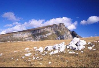 La tavola erbosa, inclinata sulla sinistra, a picco sulla destra, che sale alla vetta del Teggiolo