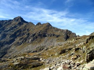 La cresta di salita con l'attacco posto all'estrema destra. Si intravede anche il sentiero di discesa