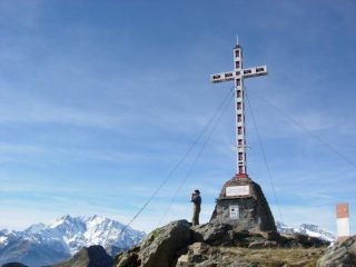 Vetta del Pizzo San Martino, a sx l'imponente versante ossolano del monte Rosa
