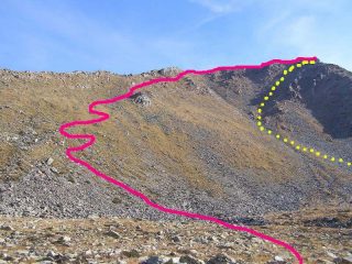 In rosso la traccia approssiamtiva di salita, in giallo la linea di discesa nel canale detritico