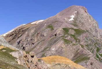 Vista del lungo pendio di salita al Monte Maniglia
