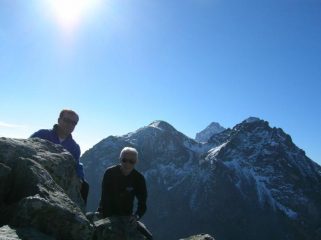 autoscatto in punta, alle spalle monte Granero con la punta del Monviso dietro