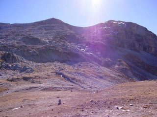 l'ampio colle d'etiache e sullo sfondo a sx la cima