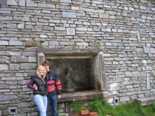 Valle Varaita Fontana di Casteldelfino Bona sorgente (nitrati 3,5 mgl), di elevata e costante portata poco calcarea. E' uscendo dal paese sulla strada per il colle dell'Agnello