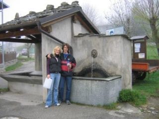 La fontana è sulla piazzetta di Becetto, prende acqua dal versante sud di Riba del Gias