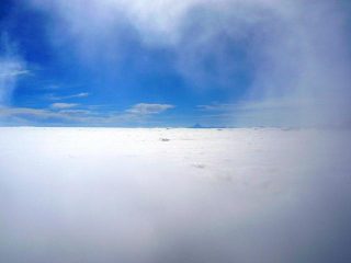 ...mare di nubi con il monviso sullo sfondo...