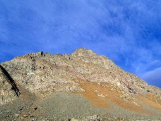 La vetta con il canalino di salita in ombra