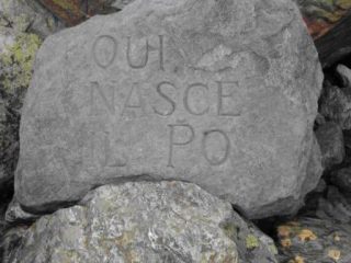 Il masso con la celebre scritta, la sorgente è giusto dietro