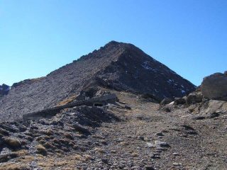 L'estetica sagoma del Gran Queyron, vista dal passo Frappier