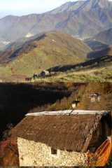 1 dalla cima in direzione del vallone di salita 2 tetti di paglia