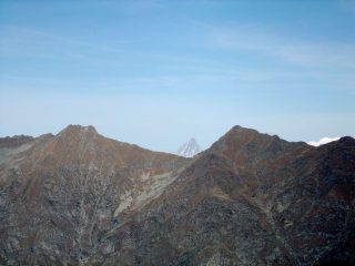 In primo piano, Cima Prel e Monte Dondogna