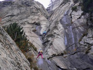 Lungo tiro di 6b con foglie ed acqua corrente sul fondo