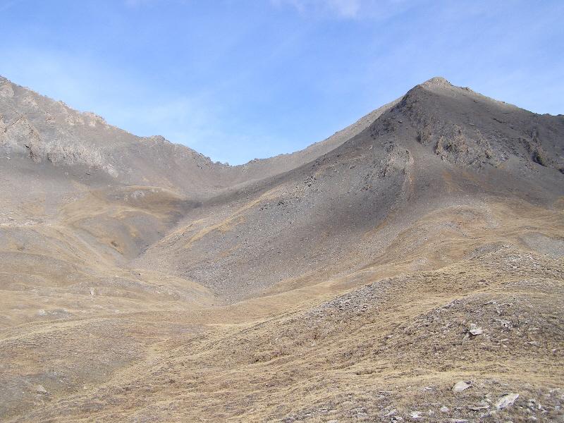 Parte centrale, tra magri pascoli, si sale al colle a sx del Platasse