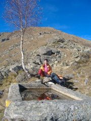 l'abbeveratoio dell'alpe colmetto, sullo sfondo la vetta