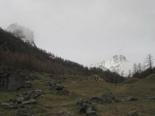 A sin.la meta della gita, sul fondo la Bessanese