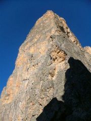 La bellissima parete sud e lo spigolo sud-est della Torre Castello vista dalla Forcella Provenzale