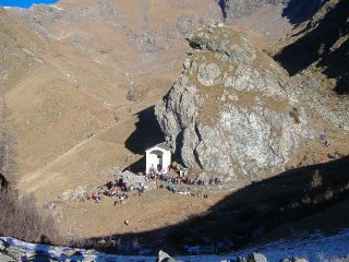 la folla davanti al santuario