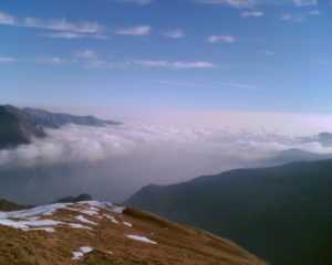 Decollo con vista del mare di nubi in direzione dell'atterraggio
