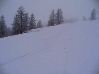 Curve di discesa tra la nebbia dall'Observatoire