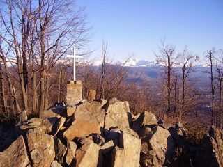 in cima, sullo sfondo le prealpi canavesane finalmente imbiancate