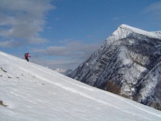 il fede traccia i pendii superiori con il Pioltone sullo sfondo!