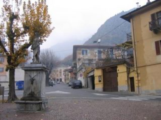 Valle Gesso. Fontana di Valdieri, sulla piazza entrando a dx. Acqua di discreta qualità (nitrati 4 mgl), ricca di calcio e magnesio, durezza 20,5 °F.