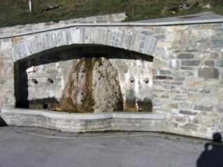 Valle Grana, Fontana del Santuario di Castel Magno. Acqua che purtroppo soffre di contaminazioni microbiche e chimiche dovute alle mandrie che pascolano sulle pendici del Tibert, produttrici del latte