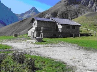 Valle Stura, Fontana di gias Cavera nel Vallone dell’Arma, Buonissima acqua (nitrati 1,4 mgl) ricca di magnesio, durezza 13 °F