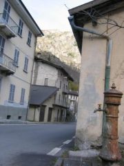 Fontana di Acceglio, entrando in paese a sx, Ottima per il bassissimo quantitativo di nitrati (0,8 mgl), ricchissima di calcio e magnesio, durezza 40 °F