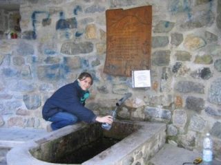 Val Casotto, Fontana della Fondovalle Casotto, tra Torre e Pamparato a dx salendo. Acqua chimicamente di buona qualità , leggera, durezza 6 °F ma contaminata da batteri.