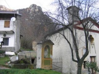 Valle Tanaro. Fontana di Cantarana. Acqua di ottima qualità (nitrati 1,3 mgl), molto leggera, durezza 1,5 °F