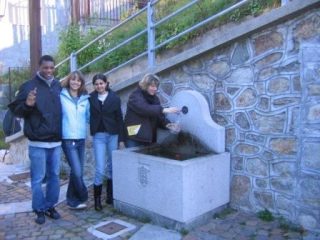 Valle Casotto. Fontana di Val Casotto, piazzetta vicino formaggeria Occelli. Acqua di ottima qualità (nitrati 2 mgl), mediamente ricca di Sali, durezza 9 °F