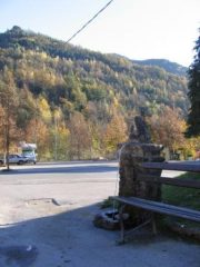 Valle Grana, Fontana di Pradleves, Entrando in paese a sx vicino caserma Carabinieri Acqua di discreta qualità (nitrati 6,8 mgl), mediamente ricca di Sali, durezza 12,5 °F