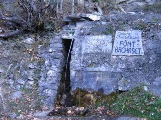 Valle Grana, Fontana Bachaset di Colletto, a sx salendo al paese, Ottima acqua (nitrati 2,4 mgl) ricca di magnesio e calcio, durezza 17,5 °F