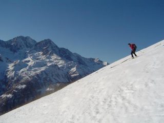il fede pennella il pendio superiore, sotto lo sguardo del fletschorn