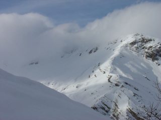 Dalla cresta sguardo verso il Mourre Froid nella nebbia.